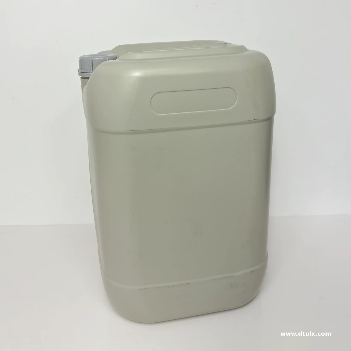 Factory Price 28 Liter Plastic Jerry Can 25 & 30 Liter Gasoline Fuel Tank Container XUDING L-2